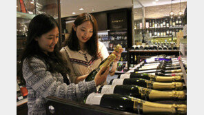 백화점 창립 이벤트 러시 “와인·모피 할인받자”