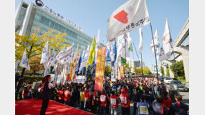 민노총 ‘정규직 전환 촉구’ 총파업 결의대회…1000명 모여