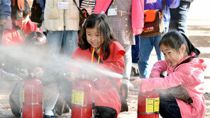 “깜짝이야” 소화기 작동 체험하는 어린이들