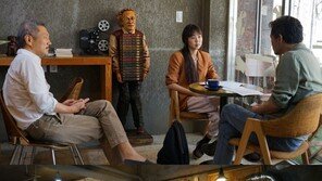 영화 ‘풀잎들’ 25일 개봉…홍상수·김민희 현장 스틸 공개