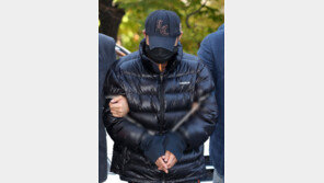 ‘주차장 살인’ 前남편, 구속심사 출석…마스크 쓴 채 침묵