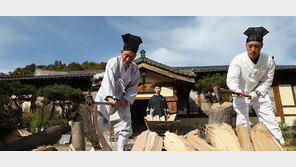 겨울 오기 전에… 땔감 준비하는 훈장선생님