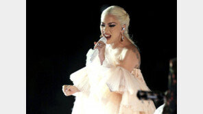 레이디 가가 “트럼프, 트랜스젠더 불인정 법안은 무식 탓”