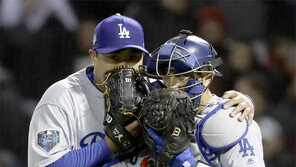 불낸 불펜… 다저스 또 ‘5회말 악몽’
