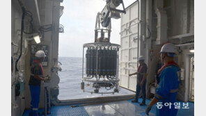 떠다니는 연구소 ‘이사부호’ 태평양 심해생명체 신비 밝힌다