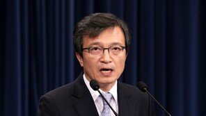 靑 “김동연 文대통령 보고 올해만 13차례…한 달에 한 번 꼴”