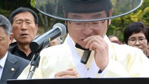 [화보] 박정희 추도식서 초헌관 맡아 눈물 흘린 경북지사