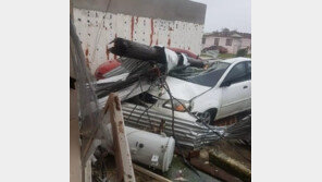 [화보]차 뒤집히고, 지붕 날아가고…태풍 위투 강타한 사이판 ‘아수라장’