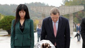 ‘5·18민주묘지’ 찾은 슈뢰더…“이곳이 한국 민주주의 요람”