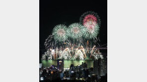 부산 불꽃축제, 불꽃·음악·인파 어우러져 가을 밤을 수놓다
