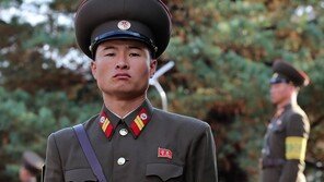 [청계천 옆 사진관]달라진 판문점 北군인 완장 착용 