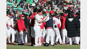 넥센-SK, 2G 연속 벤치클리어링…샌즈 2루 태클이 발단