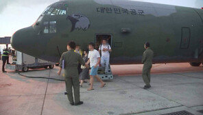 전기 끊기고 재료 부족해 선착순 식사…軍수송기 탑승순서 놓고 갈등도