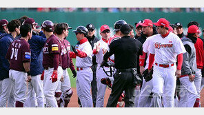 2G 연속 벤치클리어링·손가락 욕, PO의 도 넘은 신경전