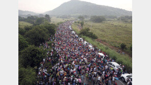 멕시코 경찰에 막힌 ‘아메리칸드림’ 행렬