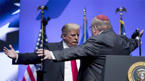 美 중간선거앞 잇단 증오범죄… 유대교회 총기난사 11명 사망