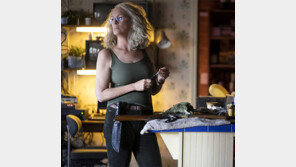 근육질 전사로 돌아온 40년 전 그 여고생