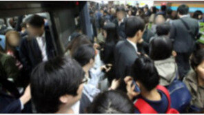 지하철 4호선 열차 고장으로 1시간 넘게 운행차질…출근길 시민들 ‘부글부글’