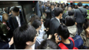 “7개역 가는데 한 시간” “걷는게 낫다”…출근길 지하철 4호선 고장 ‘멘붕’