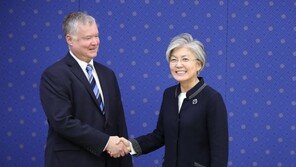 北중심 한반도 지도 들고 온 美 비건 “종전·비핵화 달성 자신”