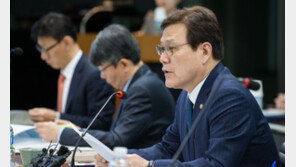 최종구 “신용카드 혜택, 가맹점이 부담하는 게 현실”