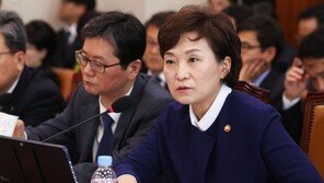김현미 장관 “투기과열지구에 부동산 전자계약 의무화 검토할 것”