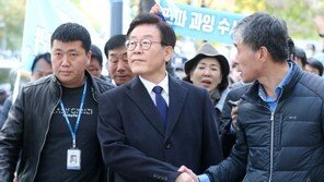 ‘늦은 점심’ 경찰서 나선 이재명, 15분간 걸으며 지지자들과 악수