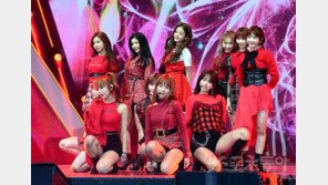 [연예현장.jpg] 아이즈원 쇼케이스…‘빨강을 입다’