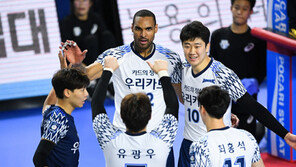 나경복 맹활약 우리카드, 현대캐피탈 꺾고 4연패 탈출