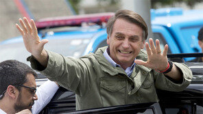 대권 거머쥔 ‘브라질의 트럼프’… 축하전화 건 트럼프