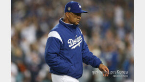 LA 다저스, 로버츠 감독과 장기계약 추진