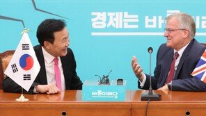 [포토] 태극기 거꾸로 걸은 바른미래당