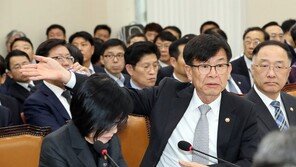 김상조 “文정부 경제성적, 더 기다려야…경제위기란 말보단 격려 필요”