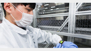 태양광 셀 직원 손목마다 웨어러블 기기… “장비 문제 생기면 진동”