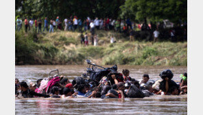 걷잡을수 없는 ‘캐러밴’… 트럼프, 국경에 병력 5200명 배치