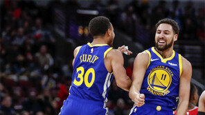 NBA 톰프슨 3점포 14개… 동료 커리 기록 깼다