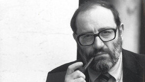 예리하게 파고드는 에코의 통찰력… 이탈리아 저널리즘의 속살 드러내