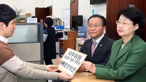 한국당, 조명균 통일장관 해임건의안 국회 제출…與 강력 반발