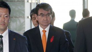 日외상, 강경화 장관과 통화 “韓 정부의 의연한 대응 기대”