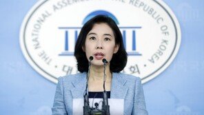 與, 한국당 ‘조명균 해임건의안’ 발의에 “통탄할 일”