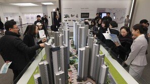 “강남재건축 마지막 로또 청약”…‘래미안 리더스원’ 견본주택 가보니