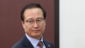 한국당, 조명균 장관 해임건의안 제출…민주 “태클 지나치면 퇴장” 반발 