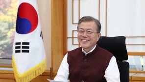 ‘모디 재킷’ 선물받은 文대통령 “너무 잘 맞아…후의에 감사”