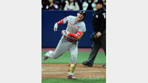 SK 효자 외인 로맥, “멍든 팔뚝…난 괜찮아!”