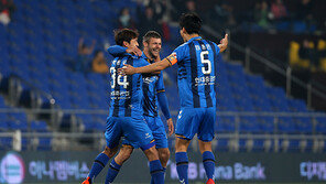 올해 FA컵 우승트로피의 주인공 울산·대구로 압축