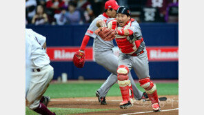 이성우 대신 허도환 선택한 SK, 수비 실수로 시리즈 전적 원점