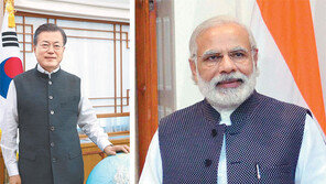 모디, 문재인 대통령에 재킷 선물… 김정숙여사, 인도 단독방문