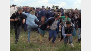 ‘난민 발길질’ 헝가리 사진기자, 대법원서 무죄