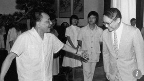 덩샤오핑, 무협소설의 대가 김용과 각별한 인연 화제