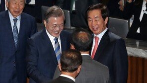 文대통령 34분 연설에 21차례 박수…자신 비판하던 김성태와 환한 악수